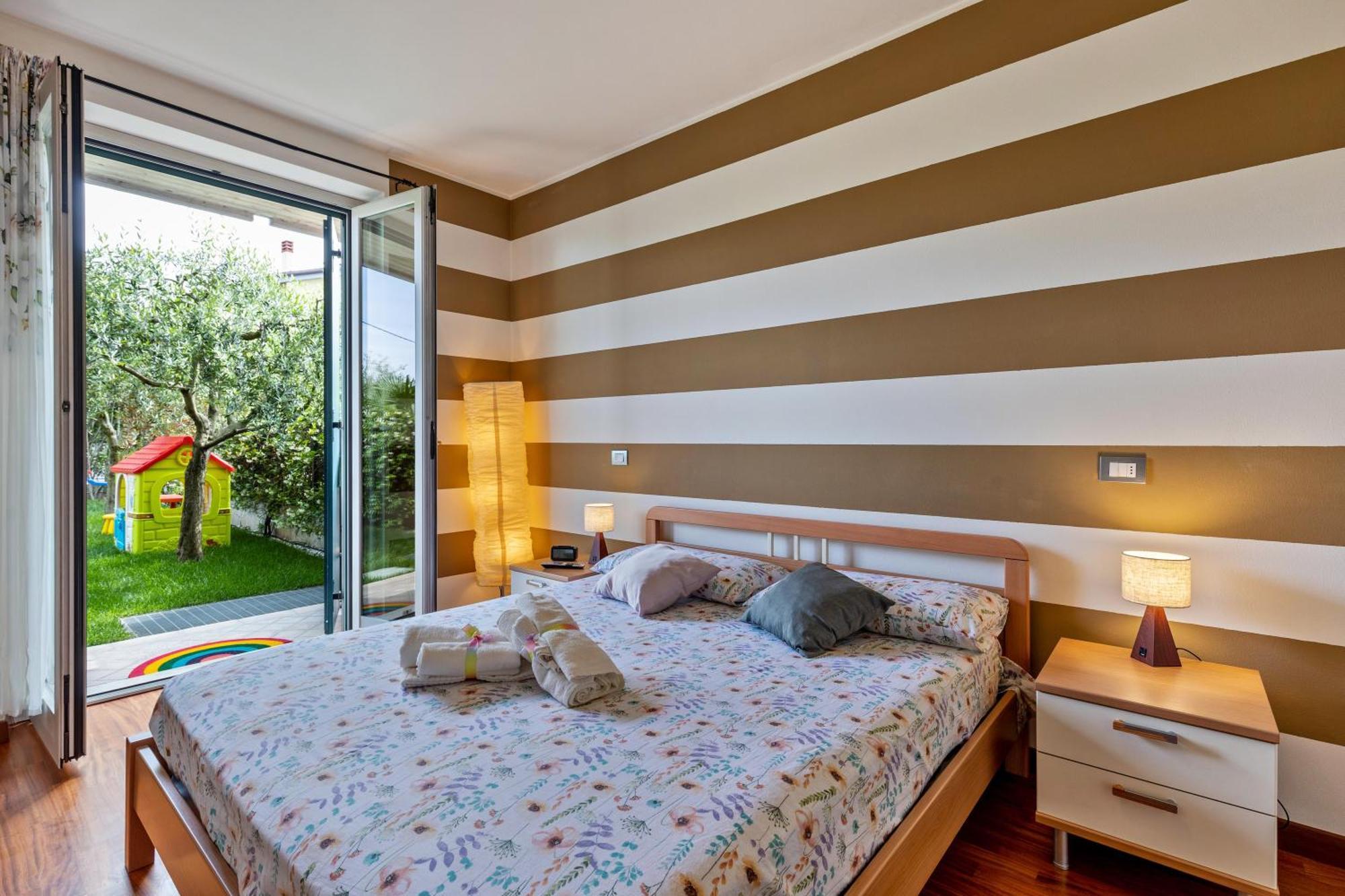 Bluemoon -Luminoso Apt Con Piscina Lazise Eksteriør billede