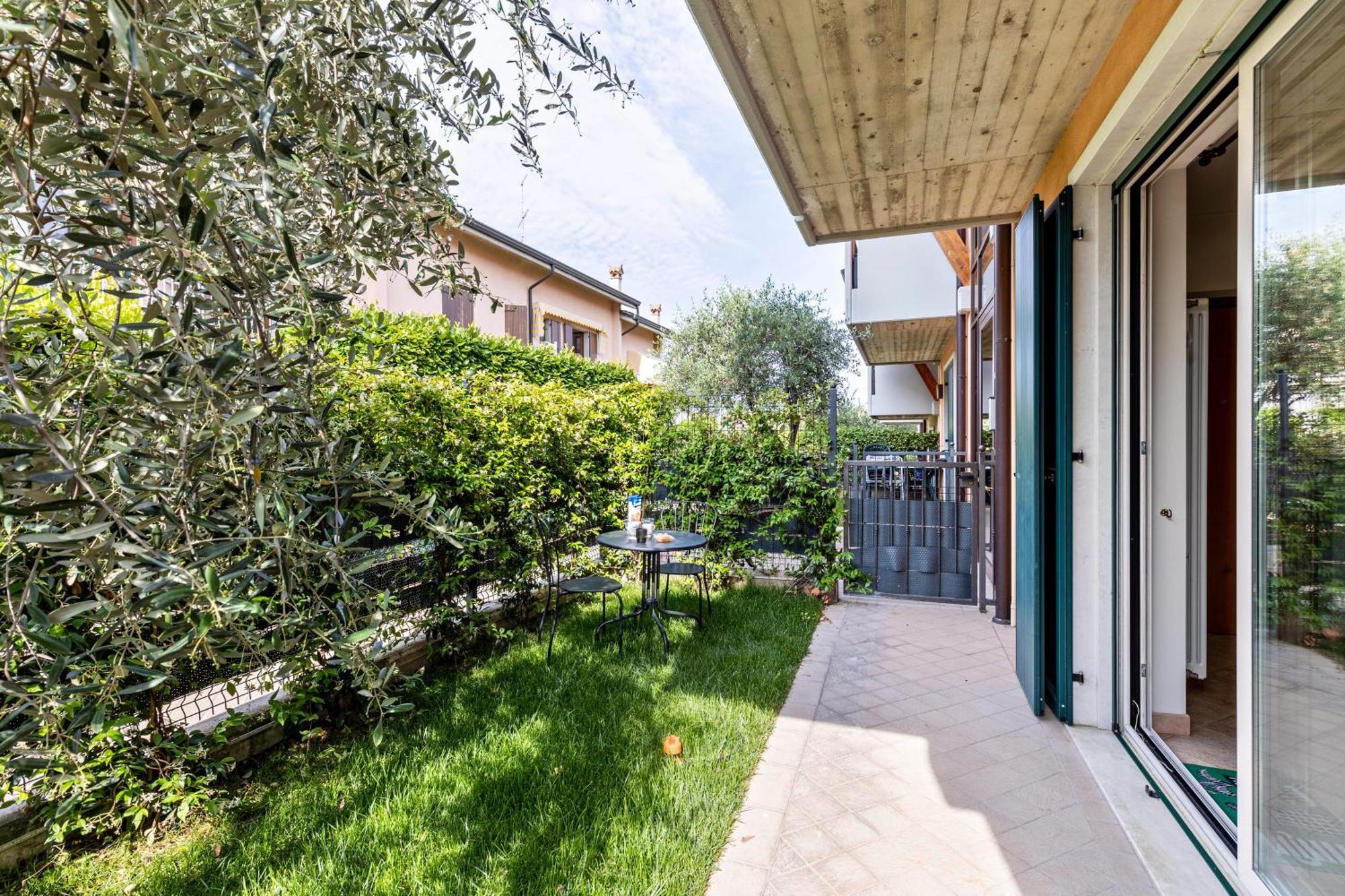 Bluemoon -Luminoso Apt Con Piscina Lazise Eksteriør billede
