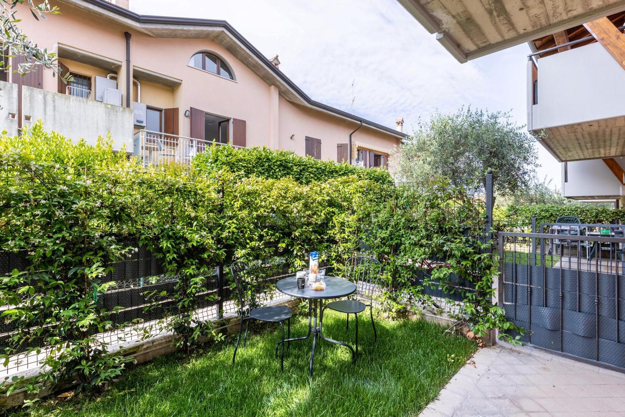 Bluemoon -Luminoso Apt Con Piscina Lazise Eksteriør billede
