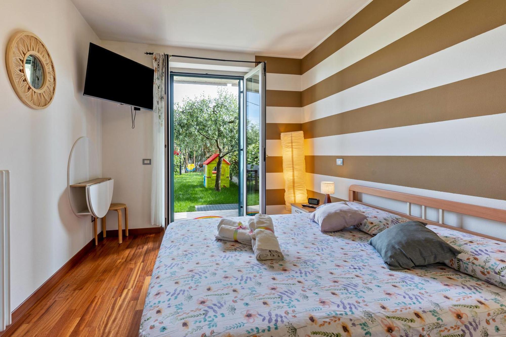Bluemoon -Luminoso Apt Con Piscina Lazise Eksteriør billede